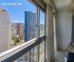Apartamento en planta alta en venta en Benidorm con vistas al mar