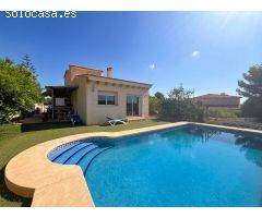Chalet independiente en parcela llana con piscina privada en zona tranquila