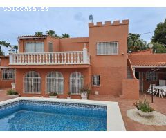 Chalet Exclusivo en Calle Sin Salida con Piscina y Apartamento Independiente