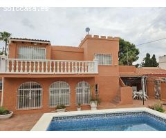 Chalet Exclusivo en Calle Sin Salida con Piscina y Apartamento Independiente