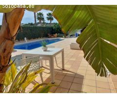 Exclusiva villa de diseño simétrico con piscina y amplias terrazas