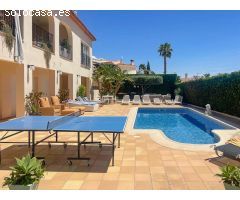 Exclusiva villa de diseño simétrico con piscina y amplias terrazas