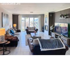 Exclusiva villa de diseño simétrico con piscina y amplias terrazas