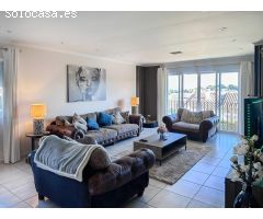 Exclusiva villa de diseño simétrico con piscina y amplias terrazas