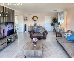 Exclusiva villa de diseño simétrico con piscina y amplias terrazas