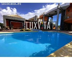 Exclusiva villa de lujo en El Madroñal – Tu oasis privado en Tenerife Sur con piscina y vistas de en
