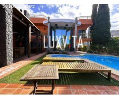 Exclusiva villa de lujo en El Madroñal – Tu oasis privado en Tenerife Sur con piscina y vistas de en