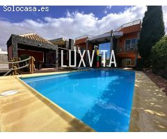 Exclusiva villa de lujo en El Madroñal – Tu oasis privado en Tenerife Sur con piscina y vistas de en
