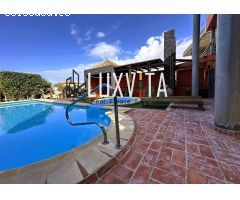 Exclusiva villa de lujo en El Madroñal – Tu oasis privado en Tenerife Sur con piscina y vistas de en