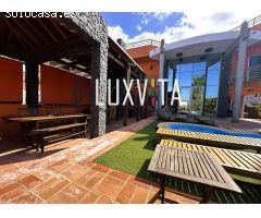 Exclusiva villa de lujo en El Madroñal – Tu oasis privado en Tenerife Sur con piscina y vistas de en