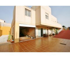 Chalet individual en Retamar con dos viviendas independientes. Un hogar que se adapta a ti.