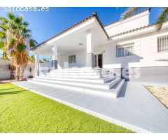 Chalet de lujo con 4 dormitorios, 4 baños y parcela de 2500m2 en venta en Cañada del Fenollar