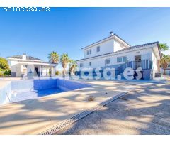 Chalet de lujo con 4 dormitorios, 4 baños y parcela de 2500m2 en venta en Cañada del Fenollar