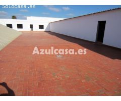 Gran local con terraza.