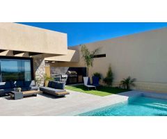 Brillante villa de 2 dormitorios y 2 1/2 baños con piscina privada en un magnífico campo de golf