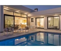 EXCLUSIVA VILLA ESENCIA DE 4 DORMITORIOS Y 3 BAÑOS ORIENTADA AL OESTE