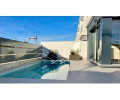 Bonita villa de 3 dormitorios con piscina privada, solarium y a poca distancia de la playa.
