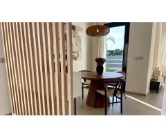 Bonita villa de 3 dormitorios con piscina privada, solarium y a poca distancia de la playa.