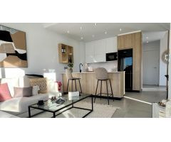 Bonita villa de 3 dormitorios con piscina privada, solarium y a poca distancia de la playa.