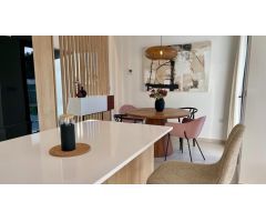 Bonita villa de 3 dormitorios con piscina privada, solarium y a poca distancia de la playa.