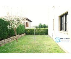 Apartamento de un dormitorio con jardín comunitario que lo rodea, en Santillana del Mar, Cantabria