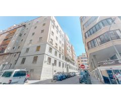 CÉNTRICO PISO REFORMADO, CON ASCENSOR, TRASTERO Y TERRAZA-PATIO INTERIOR PRIVADA.