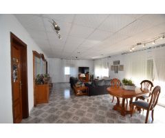 Finca de olivos con casa en venta, al lado del núcleo urbano