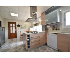 Finca de olivos con casa en venta, al lado del núcleo urbano