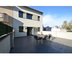Casa adosada en venta en zona residencial