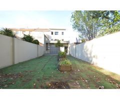 Casa adosada en venta en zona residencial