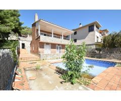 ¡En venta! Amplia y luminosa casa con jardín y piscina en Canyelles