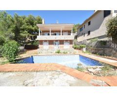 ¡En venta! Amplia y luminosa casa con jardín y piscina en Canyelles