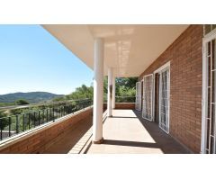 ¡En venta! Amplia y luminosa casa con jardín y piscina en Canyelles
