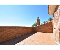 ¡En venta! Amplia y luminosa casa con jardín y piscina en Canyelles