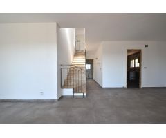 ¡En venta! Amplia y luminosa casa con jardín y piscina en Canyelles