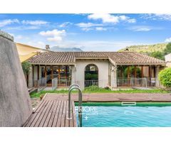 Exclusivo chalet con piscina privada y vistas a la montaña