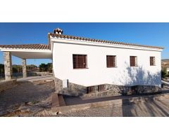 FINCA CON DOS VIVIENDAS Y NAVE DE CELEBRACIONES