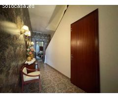 Encantadora Casa de Pueblo en Mahón: Espacios Amplios y Encanto Rústico