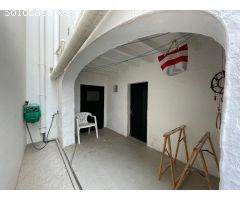 Encantadora Casa de Pueblo en Mahón: Espacios Amplios y Encanto Rústico