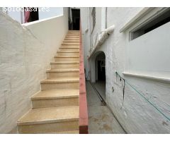 Encantadora Casa de Pueblo en Mahón: Espacios Amplios y Encanto Rústico