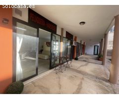 ¡Oportunidad Única en Son Bou! Local Comercial Totalmente Equipado y Reformado.