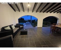 SE ALQUILA CHALET VACACIONAL CON GRAN PISCINA PRIVADA Y JARDÍN, EN CAP DEN FONT, SAN LLUIS.