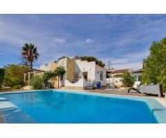 VILLA INDEPENDIENTE EN ORIHUELA COSTA( LA ZENIA) CON PISCINA PRIVADA.