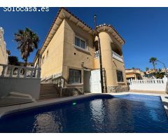 VILLA DE ESTILO MEDITERRANEO CON PISCINA PRIVADA. 4 DORM. 2 BAÑOS EN ORIHUELA COSTA ( ALICANTE )