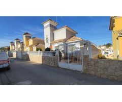 SE ALQUILA CHALET MINIMO POR 1 AÑO, DE 3 DORMITORIOS 2 BAÑOS EN VILLA MARTIN (ORIHUELA COSTA)