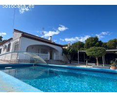VILLA PAREADA  EN TORREVIEJA  CON PISCINA PRIVADA DE 4 DORMITORIOS. 2 BAÑOS.