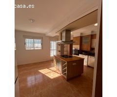 VILLA PAREADA  EN TORREVIEJA  CON PISCINA PRIVADA DE 4 DORMITORIOS. 2 BAÑOS.