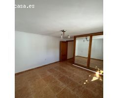 VILLA PAREADA  EN TORREVIEJA  CON PISCINA PRIVADA DE 4 DORMITORIOS. 2 BAÑOS.