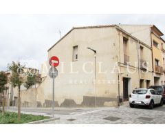 Adosada esquinera en el centro de Caldes de Montbui