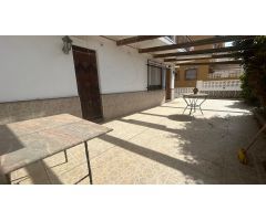 Chalet pareado con jardín de 98 m2, a 120 metros de la playa, con 4 dormitorios, cochera y trastero.
